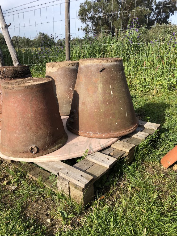 Vasos floreiras em barro