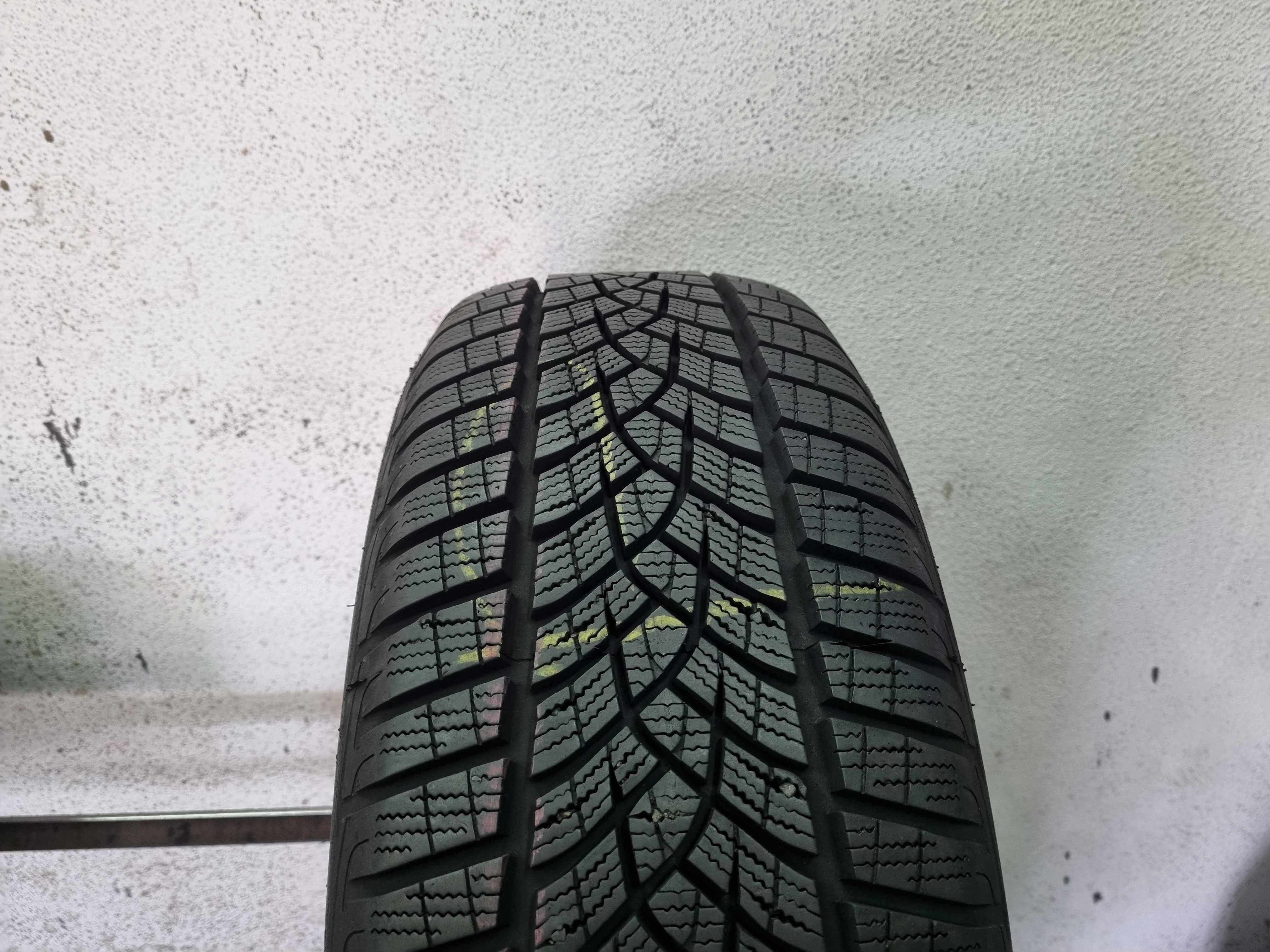215/60/16 99H Goodyear UltraGripPerformance + D.3622