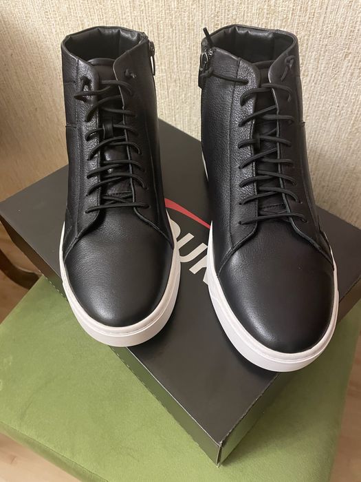 Мужские кеды 44 размер , натуральная кожа  , новые .