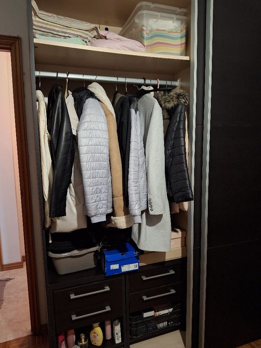 Guarda fatos ou guarda vestidos preto portas de correr