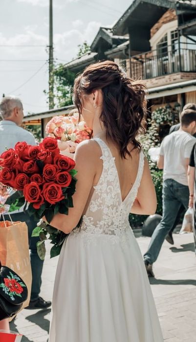 Весільна сукня з розрізом