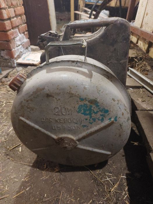 Продам 2 канистри желизо  20л