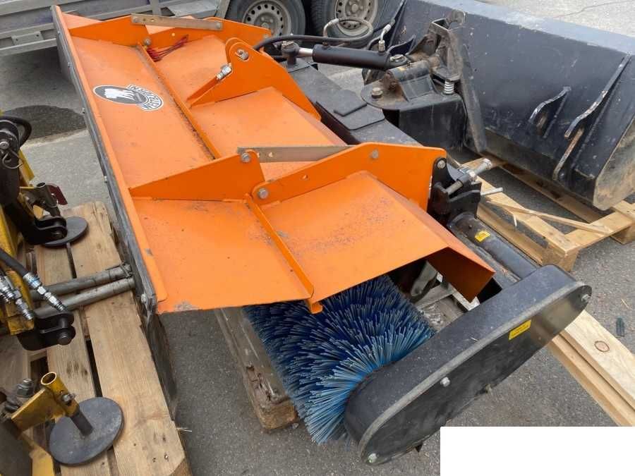 Traktor Shibaura ST 333 z ładowaczem, pług do śniegu, zamiatarka itd.