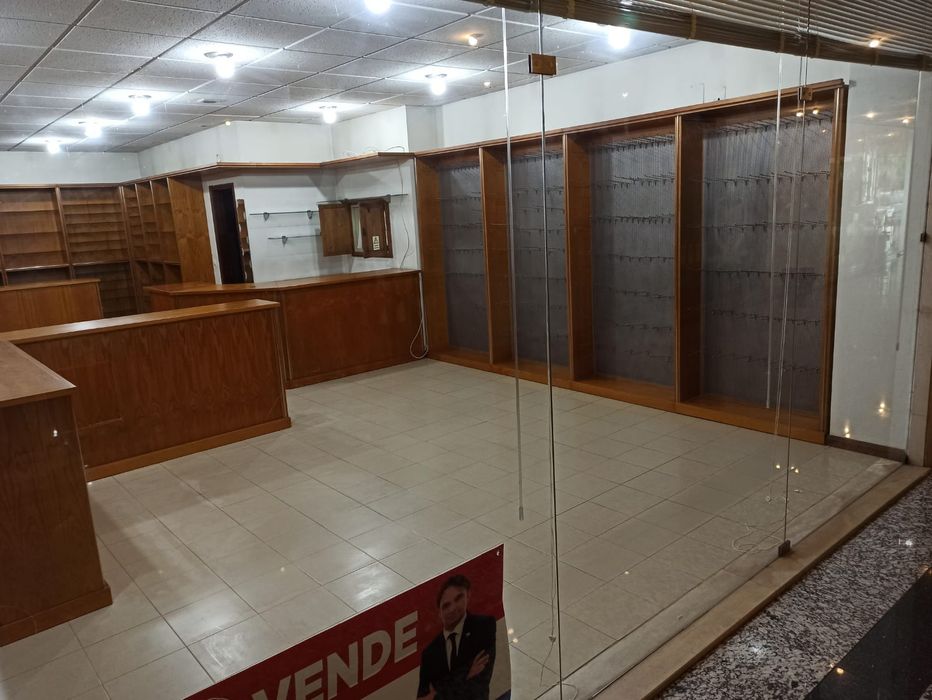 Estanteria com balcão e 2 móveis em L.