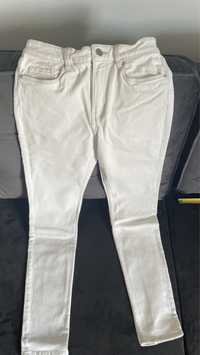 Białe spodnie jeans na lato H&M