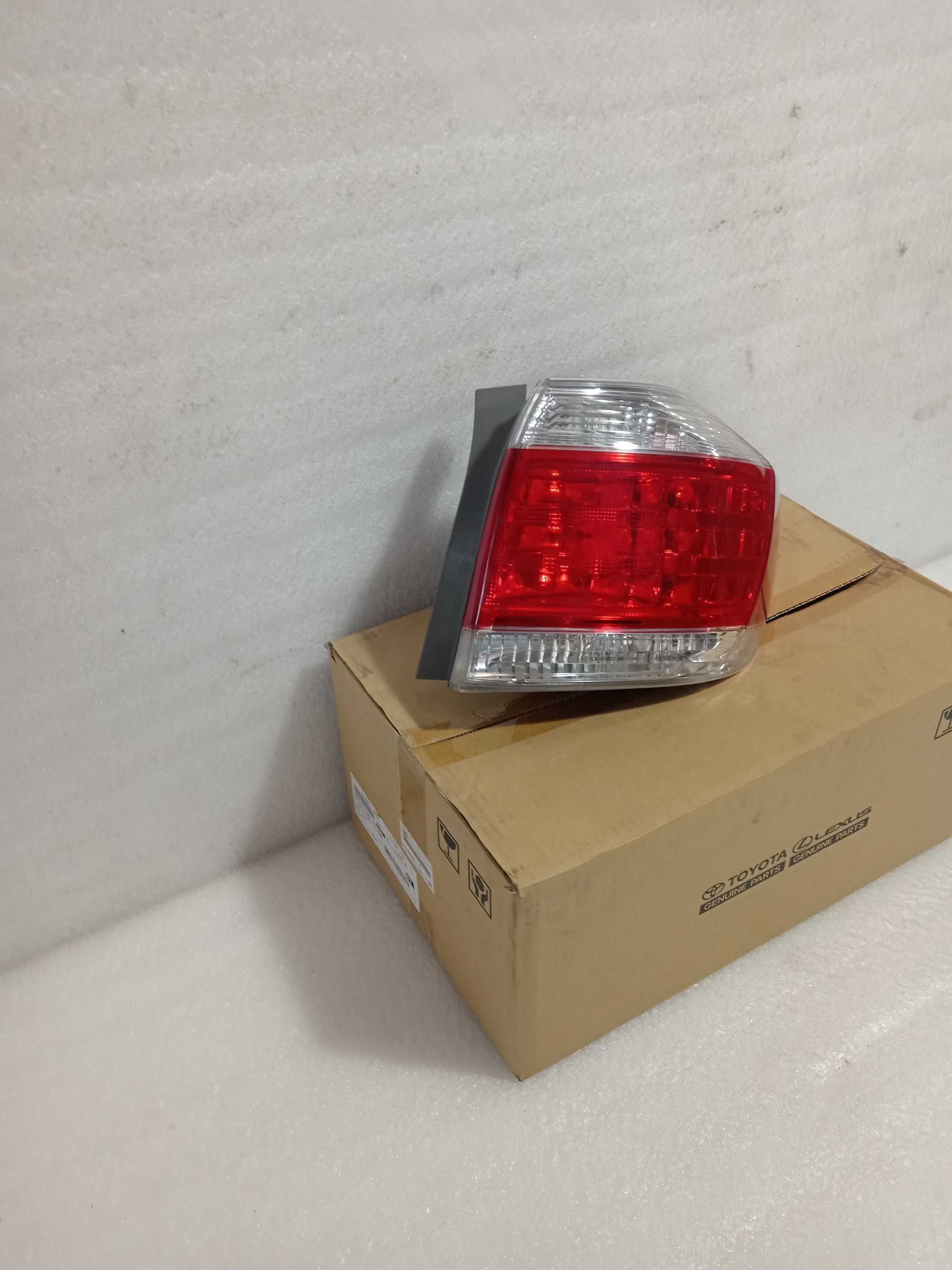 оригінальний Toyota (задній ліхтар) з номером деталі 81560-0E070.