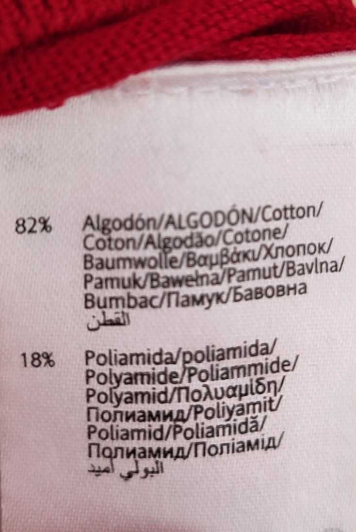 Czerwony sweter młodzieżowy