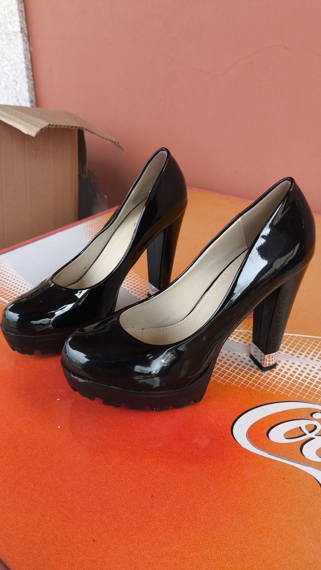 Sapatos de salto alto
