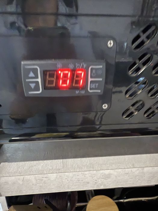 Кондитерська вітрина