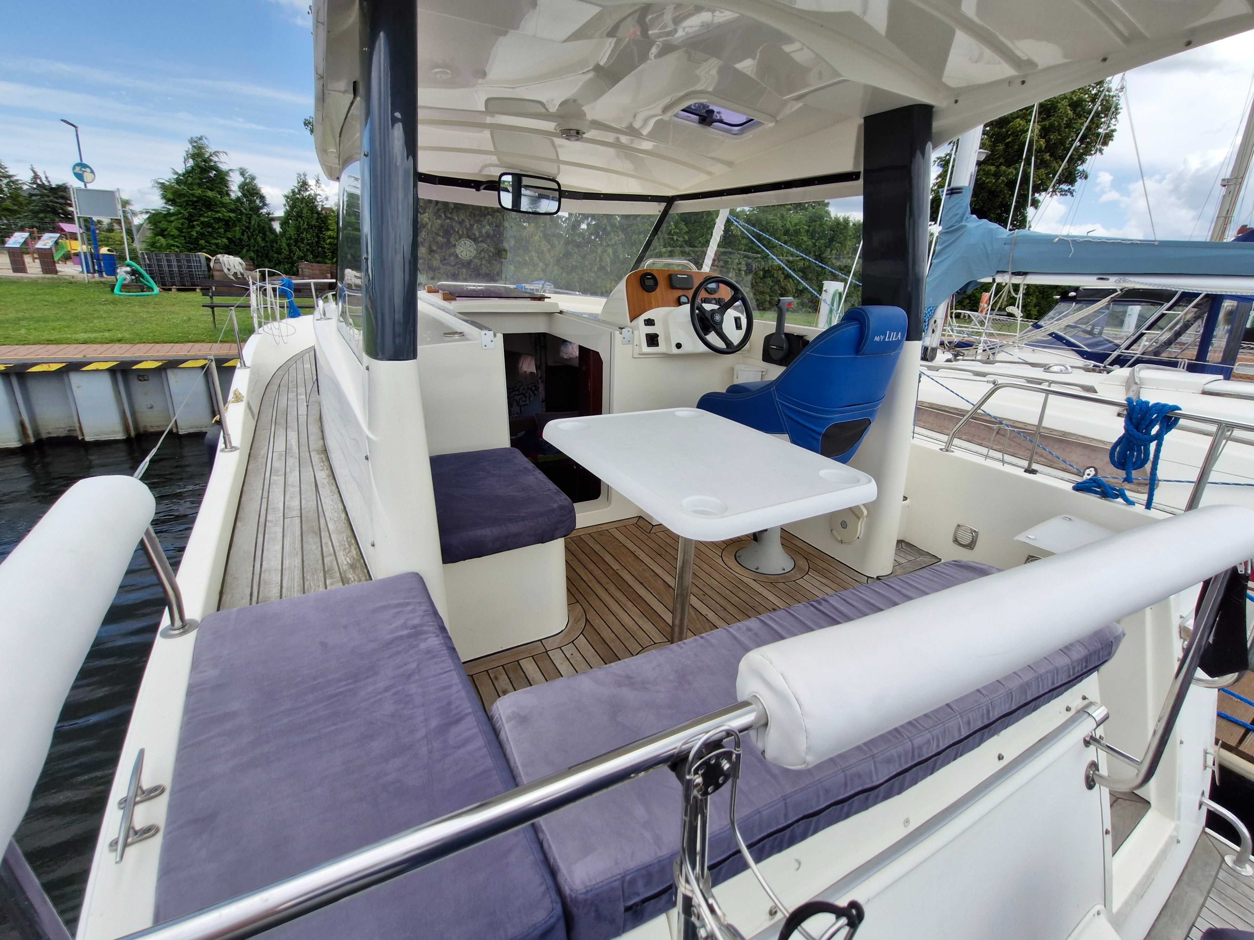 Nautika 830 spacerowy jacht motorowy - bogato wyposażony