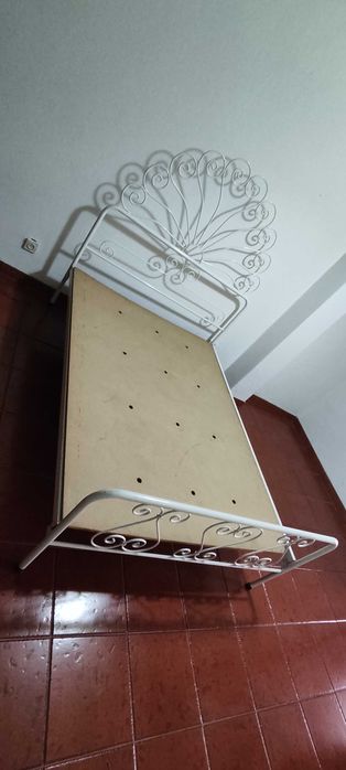 Cama de ferro branca