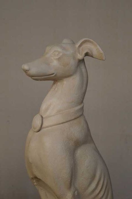 dwa duże PSY myśliwskie - CHARTY ŻELIWO przed dom