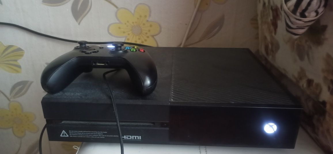 Xbox one 500gb с джойстиком