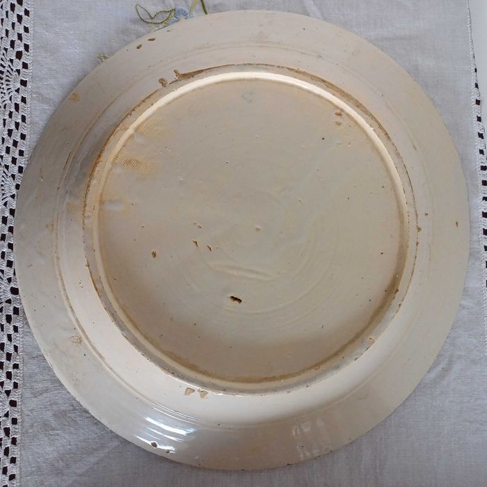 Pratos de faiança com 29.5 cm e 31.5 cm
