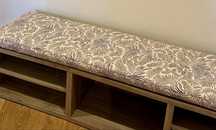 Banqueta Ikea Besta com almofada