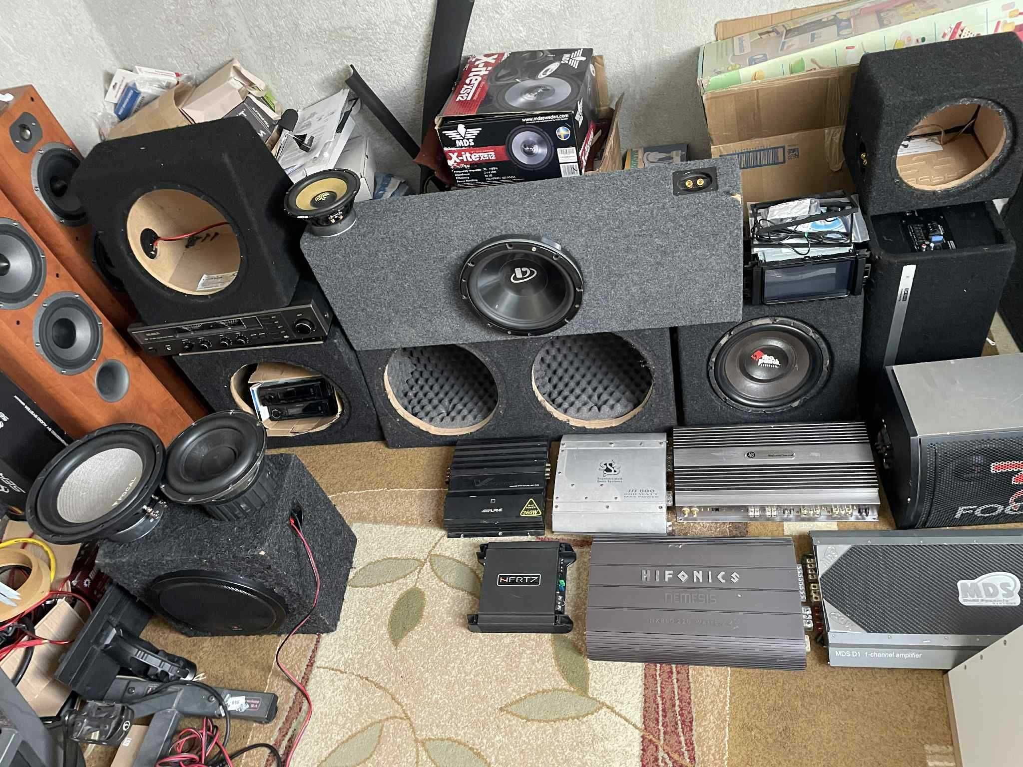 komplet, zestaw sprzętów Car-Audio, skrzynia basowe, wzmacniacze itp
