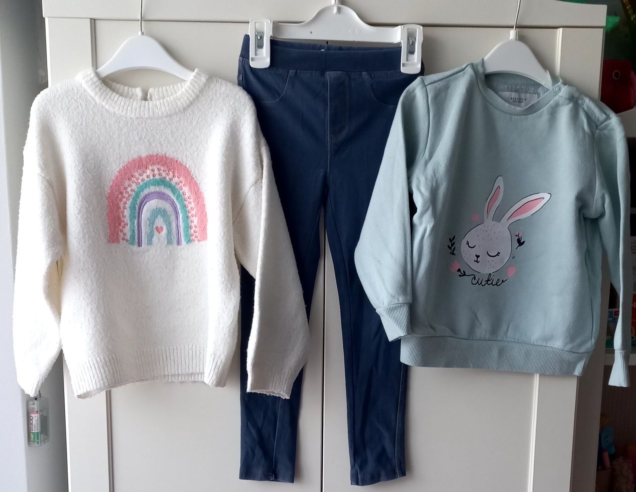Reserved r.110 sweter tęcza,bluza króliczek,legginsy
