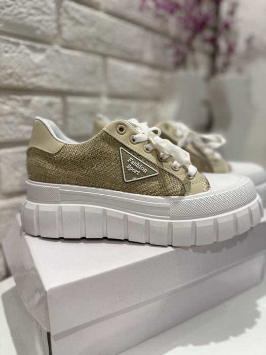 Buty bezowo-biale na wyzszej podeszwie