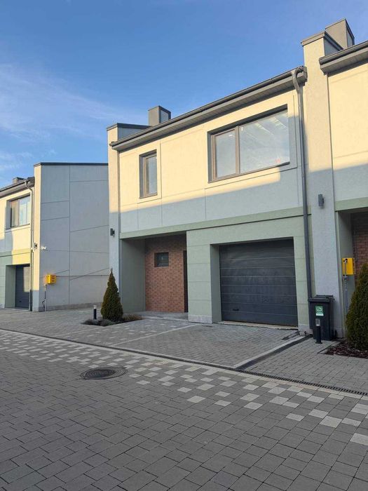 Продам зданий таунхаус в Крихівцях з чорновим ремонтом у закритому ЖК