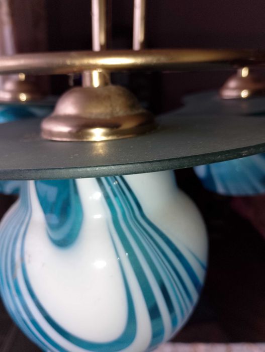 Люстра на три світильники синього кольору.