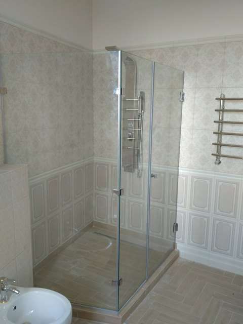 Оборудование стеклянной душевой кабиной ванной комнаты