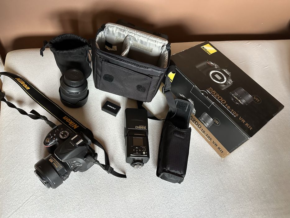 Nikon D5200 + NIKKOR 18-105 + NIKKOR 35 + Nissin Di866