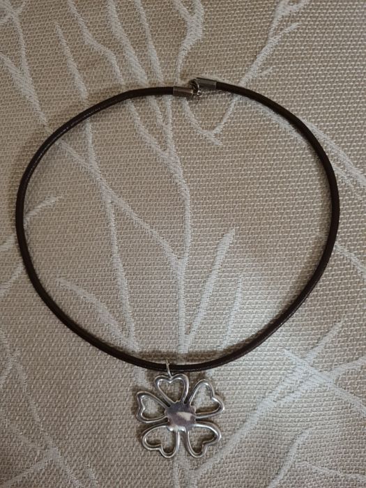Colar flor prateada