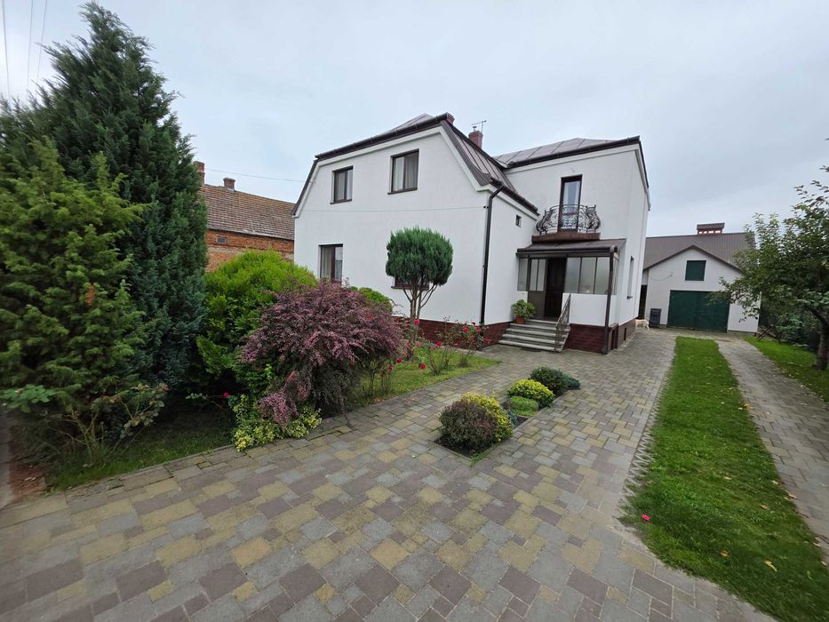 Особняк Городок в.Мазепи знаходиться в гарному з багатою зеленню місці