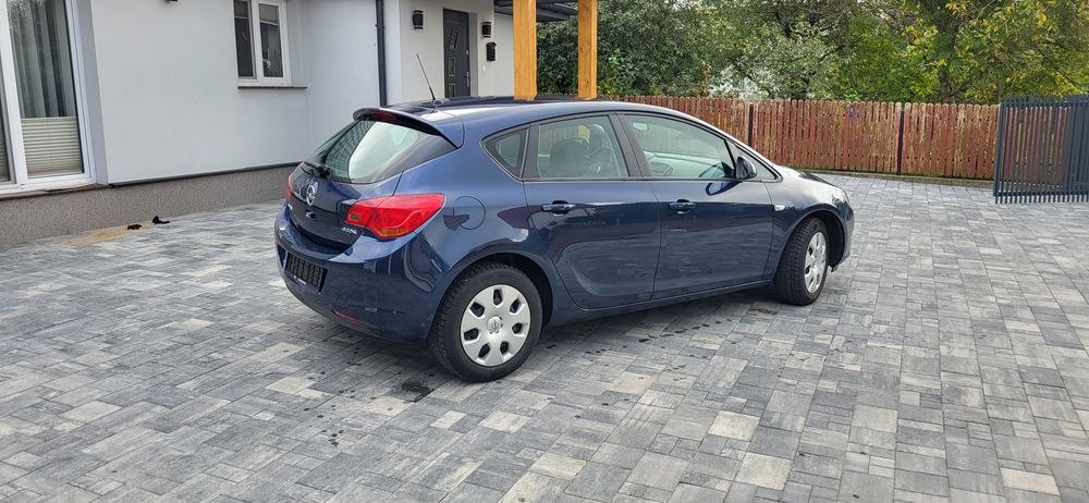 REZERWACJA Opel Astra benzyna