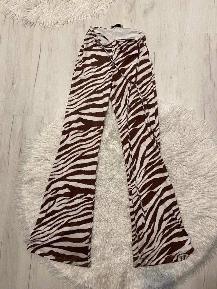 Spodnie dzowny zebra brązowo białe Bershka