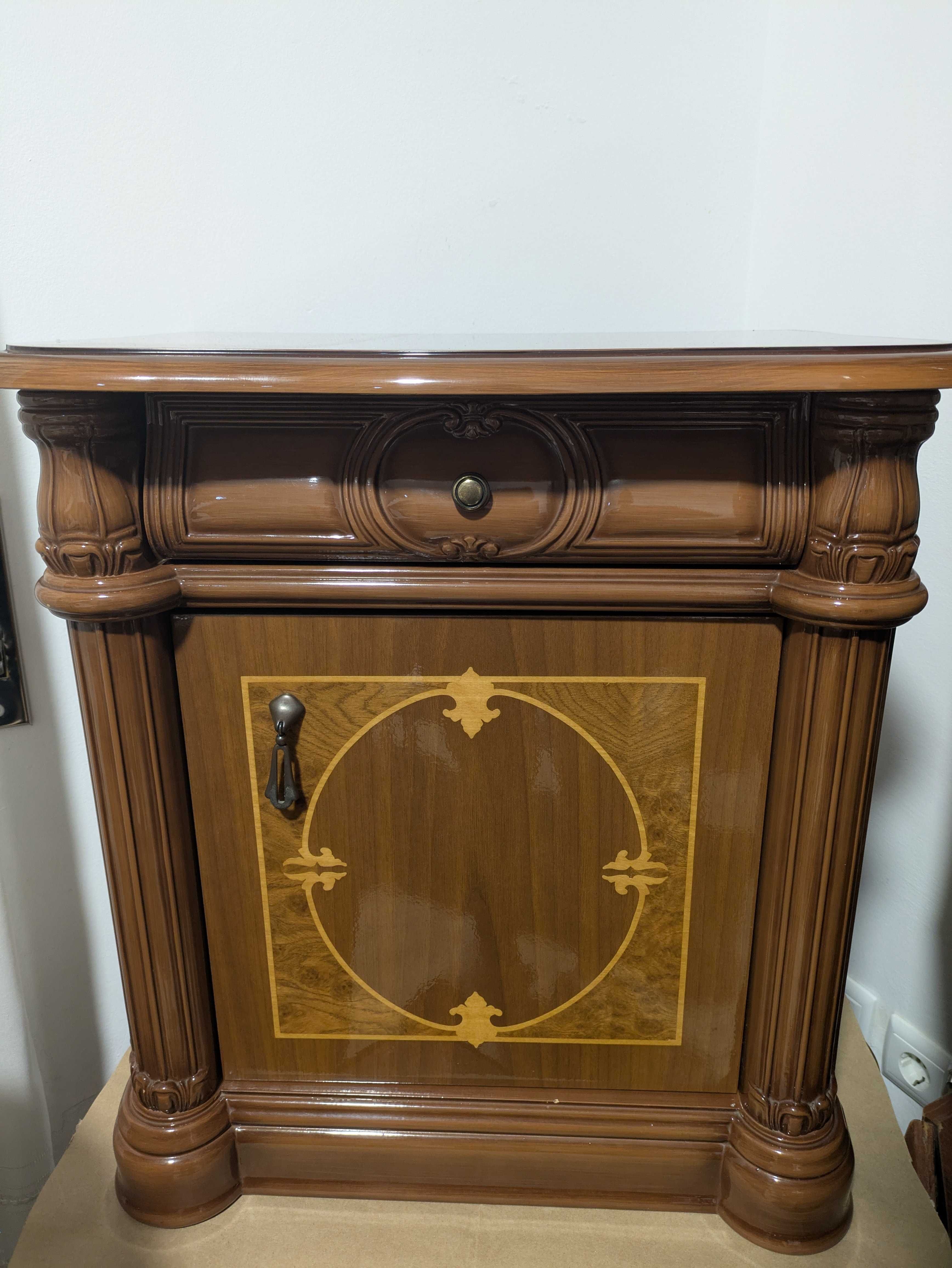 Mobília de quarto lacada (cama, mesinhas, cómoda e espelho)