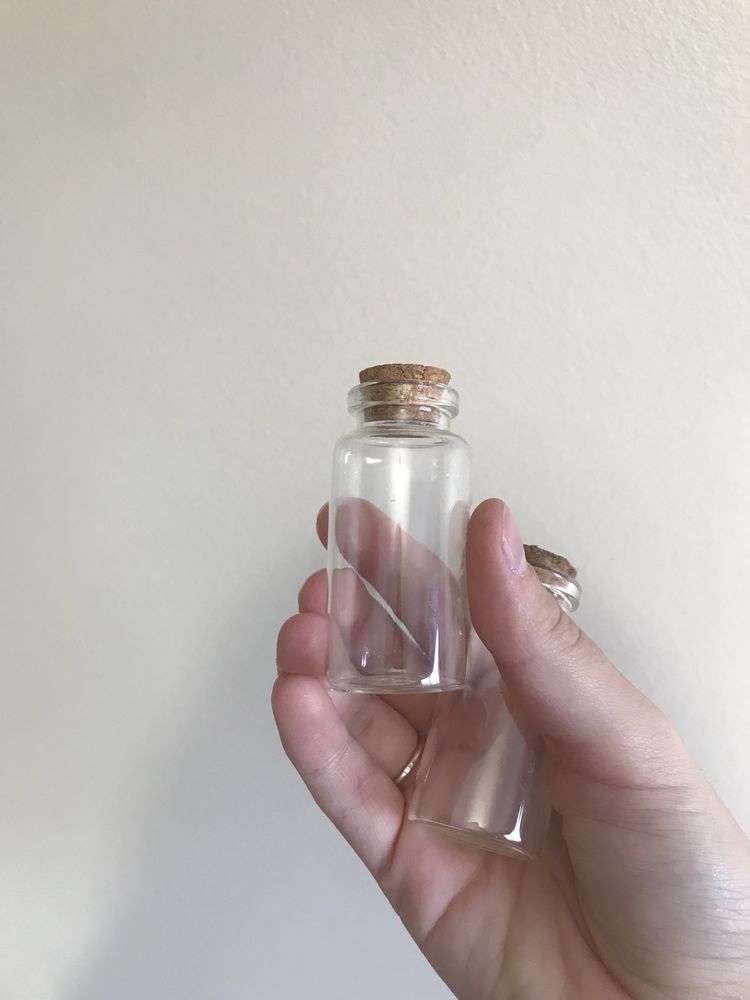 Dois frascos de vidro com tampa de cortiça