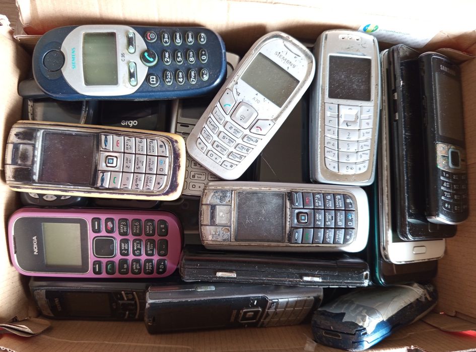 Продам одним лотом телефоны.