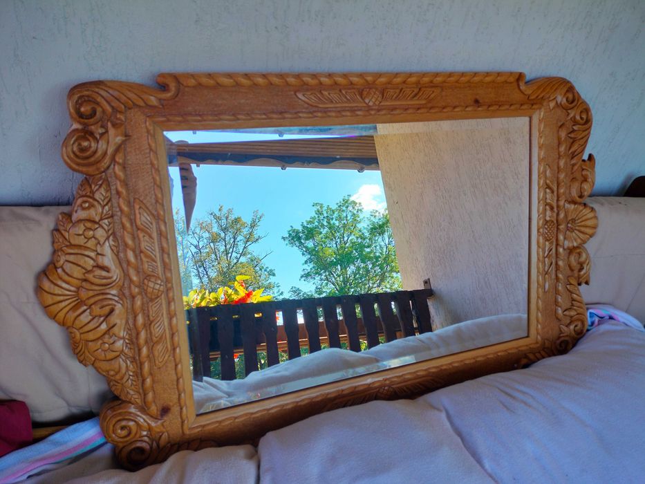 Stylowe lustro grawerowane z ręcznie rzeźbioną ramą ozdobną.