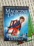 Magiczne drzewo.Czerwone krzesło