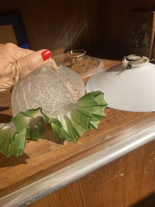 Vários abat jours e louça . Pote em plástico para açúcar.