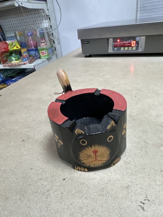 Gatos em madeira decorativos