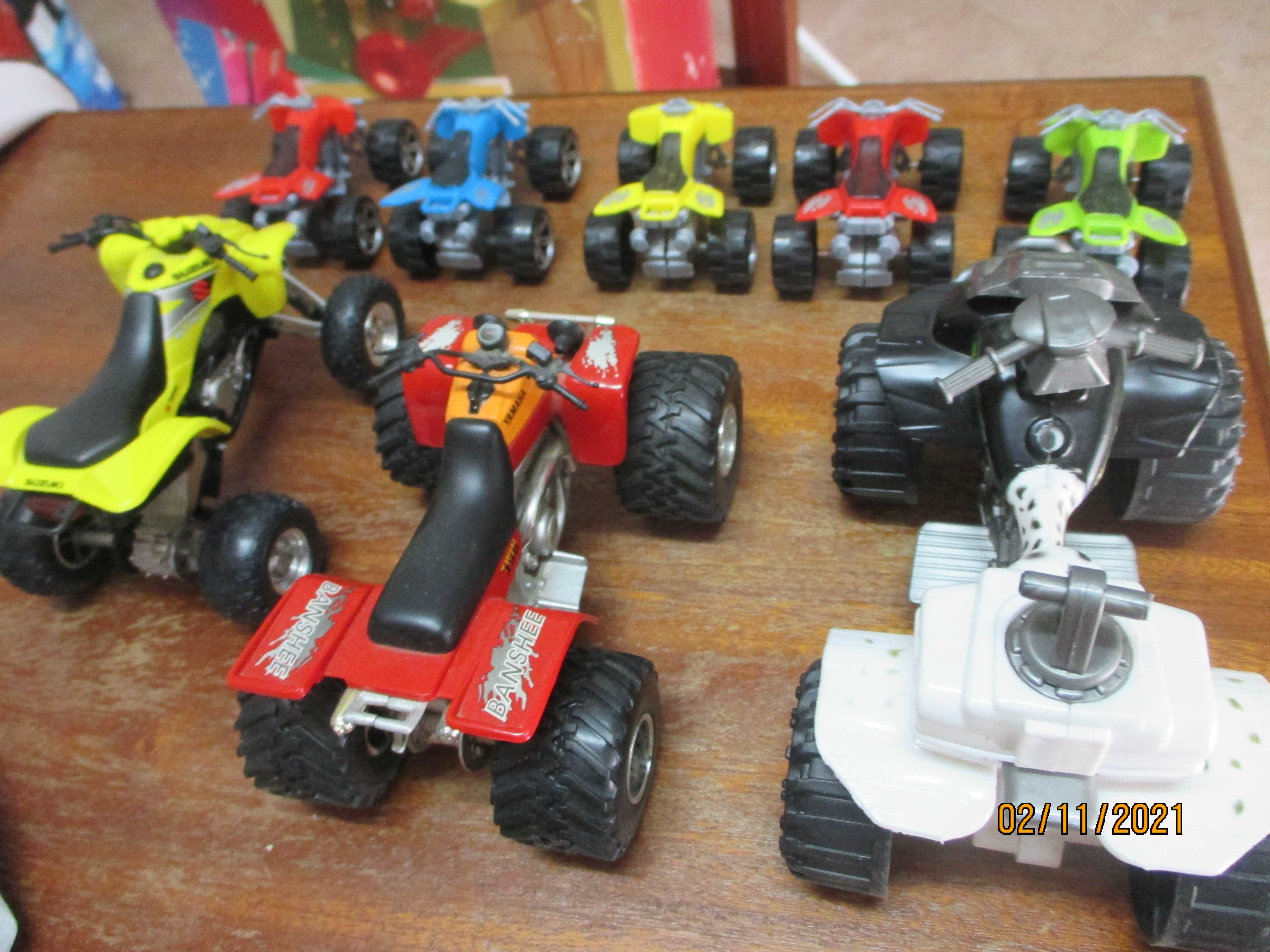 Vários moto4 em miniatura