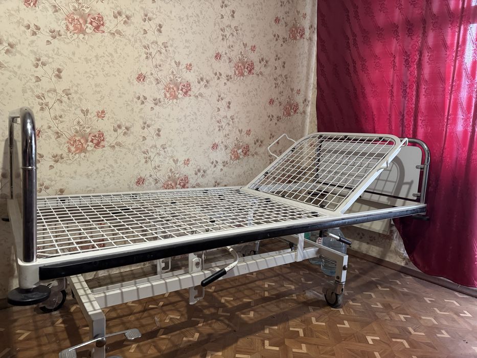 Медичне ліжко для інвалидів.