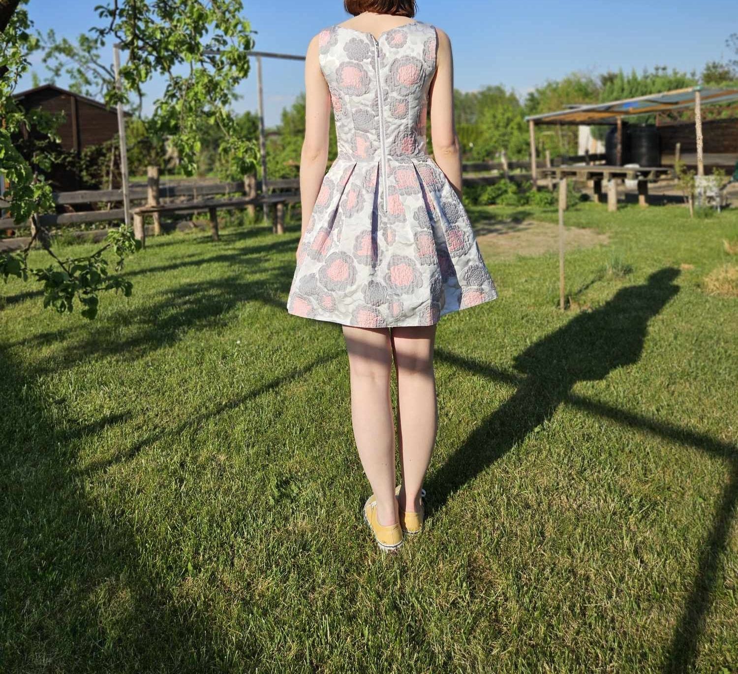 Elegancka sukienka szaro-różowa w kwiaty