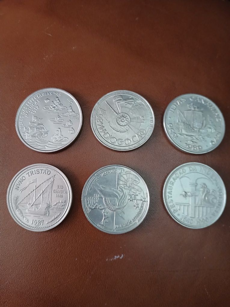 Moedas antigas aos colecionadores