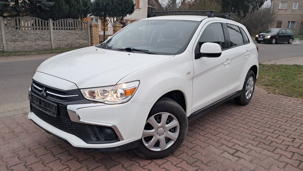 Ładny biały, niski przebieg.