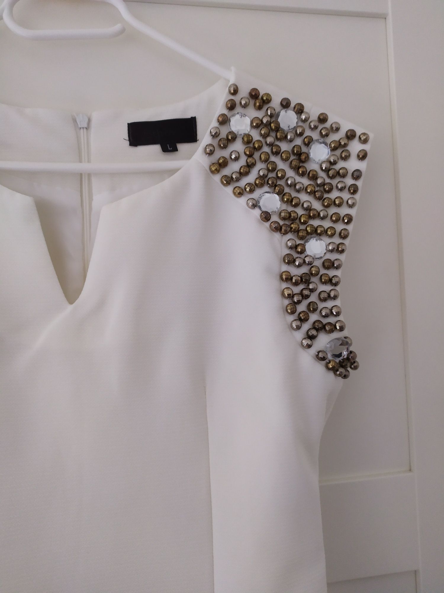 Biała sukienka mini ze zdobieniem