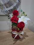 Vaso com flores artificiais
