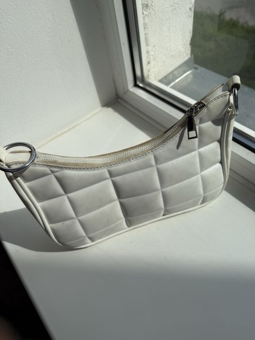 сумка багет білого кольору