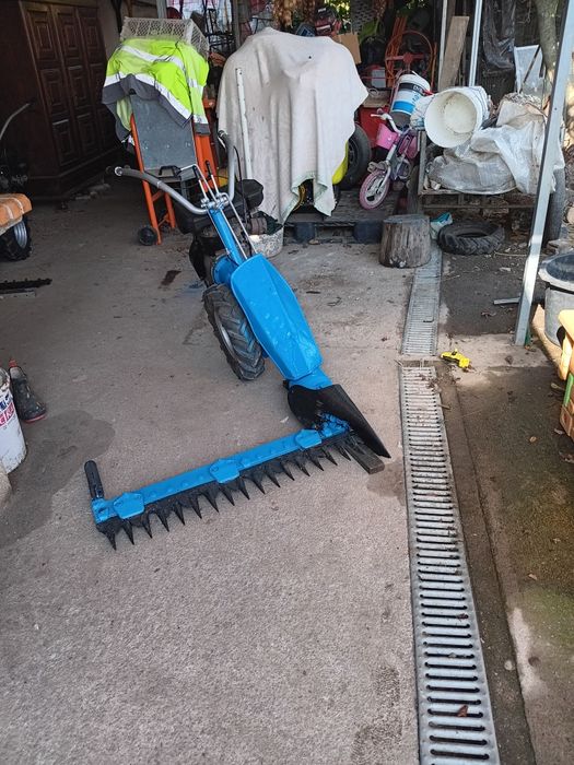 Gadanheira de pente.   Ceifeira     com motor.   Cotieeme