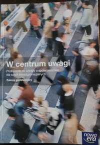 W centrum uwagi. Podręcznik do wiedzy o społeczeństwie + płyta CD.