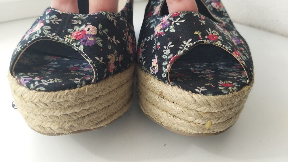 Босоножки на платформе в цветочек