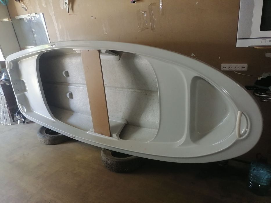 4-х місна лодка, скло-пластикова, в гарному стані.