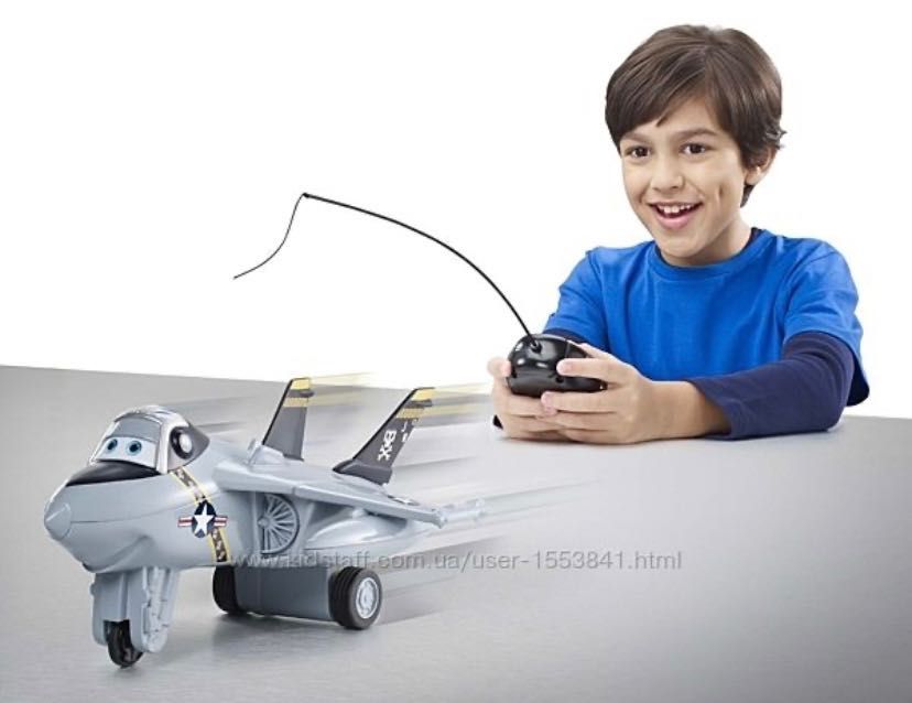 Літак Браво на пульті управління герой мультфільму Літачки Planes
